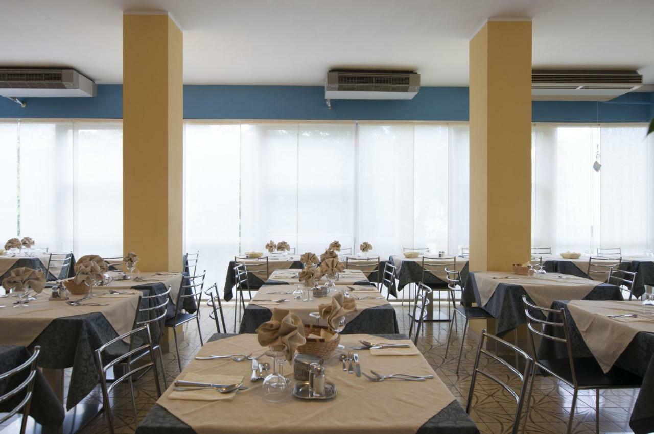 Hotel Rondinella Cesenatico Esterno foto